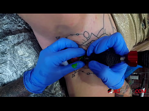 ❤️ Ekstremt tatoveret hottie Sully Savage fik en tatovering på sin klitoris ️❌ Fucking at da.porno-negrov.ru ❌